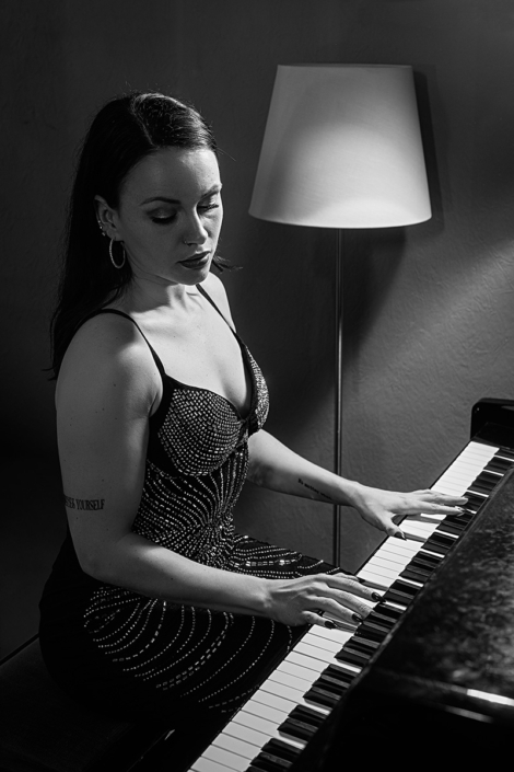 Julia McCallion, Sängerin